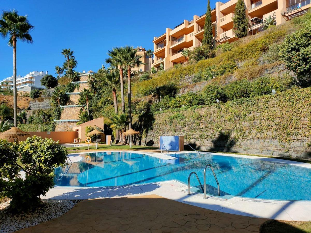 Spacious 2 Bedroom 914 *